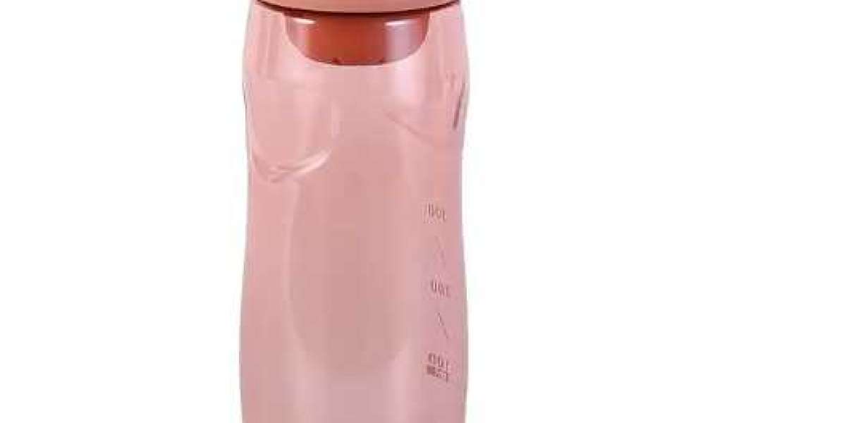 What characteristics should a sports water bottle have?